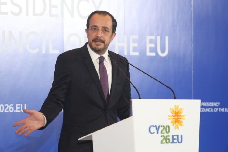 Ο Κύπριος πρόεδρος της Δημοκρατίας Νίκος Χριστοδουλίδης στη Λεμεσό, κατά την υποδοχή του Κολλεγίου των Επιτρόπων και της προέδρου της Κομισιόν Ούρσουλα φον ντερ Λάιεν (φωτ.: EPA/ GEORGE CHRISTOPHOROU)