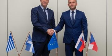 Χριστόφορος Μπουτσικάκης, CEO Ελληνικών Αμυντικών Συστημάτων και Jiří Schonweitz, CEO της MSM Greece (φωτ.: lavriaki.gr)