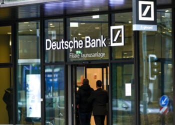 Η είσοδος των κεντρικών της Deutsche Bank στη Φρανκφούρτη (φωτ.: EPA / Ronald Wittek)