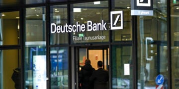 Η είσοδος των κεντρικών της Deutsche Bank στη Φρανκφούρτη (φωτ.: EPA / Ronald Wittek)