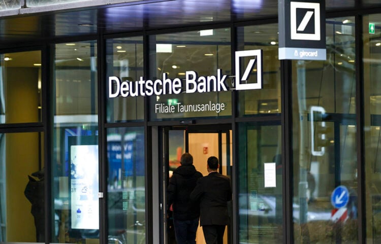 Η είσοδος των κεντρικών της Deutsche Bank στη Φρανκφούρτη (φωτ.: EPA / Ronald Wittek)