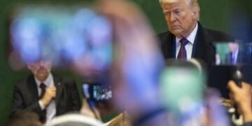 Ο Αμερικανός πρόεδρος Ντόναλντ Τραμπ πριν φύγει από το Νταβός, την Πέμπτη 22 Ιανουαρίου (φωτ.: 
EPA/ Laurent Gillieron)