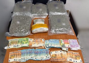 Μέρος των ναρκωτικών και των χρημάτων που κατασχέθηκαν (φωτ.: ΕΛΑΣ / EUROKINISSI)
