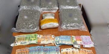 Μέρος των ναρκωτικών και των χρημάτων που κατασχέθηκαν (φωτ.: ΕΛΑΣ / EUROKINISSI)