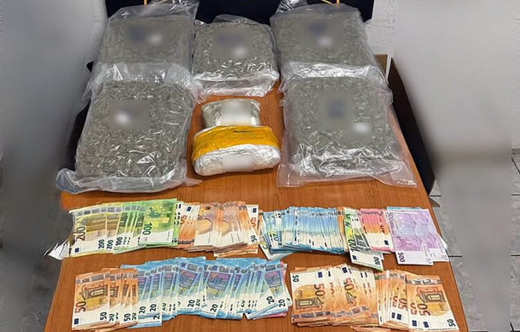 Μέρος των ναρκωτικών και των χρημάτων που κατασχέθηκαν (φωτ.: ΕΛΑΣ / EUROKINISSI)