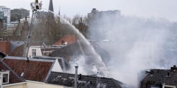 Πυροσβέστες επιχειρούν στο κτήριο όπου ξέσπασε φωτιά μετά από ισχυρή έκρηξη (φωτ.: EPA/JEROEN JUMELET)