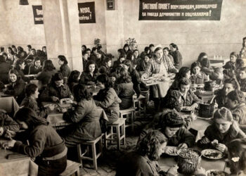 Ελληνίδες πολιτικές πρόσφυγες σε χώρο εστίασης στην Τασκένδη, τη δεκαετία του 1950. Στο φόντο διακρίνονται σοβιετικά πολιτικά συνθήματα (πηγή: ΑΠΕ-ΜΠΕ / Αρχείο Κώστα Πολίτη)