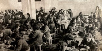 Ελληνίδες πολιτικές πρόσφυγες σε χώρο εστίασης στην Τασκένδη, τη δεκαετία του 1950. Στο φόντο διακρίνονται σοβιετικά πολιτικά συνθήματα (πηγή: ΑΠΕ-ΜΠΕ / Αρχείο Κώστα Πολίτη)