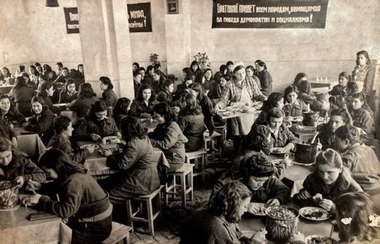 Ελληνίδες πολιτικές πρόσφυγες σε χώρο εστίασης στην Τασκένδη, τη δεκαετία του 1950. Στο φόντο διακρίνονται σοβιετικά πολιτικά συνθήματα (πηγή: ΑΠΕ-ΜΠΕ / Αρχείο Κώστα Πολίτη)