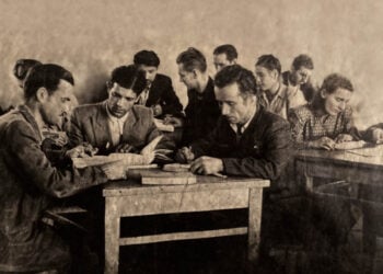 Έλληνες πολιτικοί πρόσφυγες στην Τασκένδη κατά τη διάρκεια μαθημάτων (πηγή: ΑΠΕ-ΜΠΕ / Αρχείο Κώστα Πολίτη)