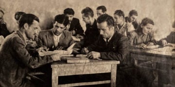 Έλληνες πολιτικοί πρόσφυγες στην Τασκένδη κατά τη διάρκεια μαθημάτων (πηγή: ΑΠΕ-ΜΠΕ / Αρχείο Κώστα Πολίτη)