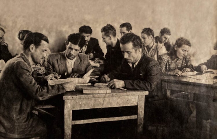 Έλληνες πολιτικοί πρόσφυγες στην Τασκένδη κατά τη διάρκεια μαθημάτων (πηγή: ΑΠΕ-ΜΠΕ / Αρχείο Κώστα Πολίτη)