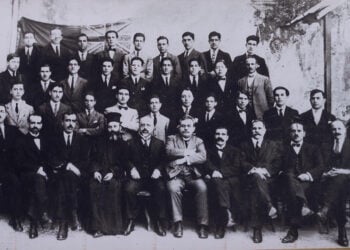 Οι απόφοιτοι του 1922 από την Ευαγγελική Σχολή Σμύρνης. Δεύτερος από δεξιά στην 4η σειρά ο Ανδρέας Τσουρουκτσόγλου και στη 2η σειρά τρίτος από τα δεξιά ο Αριστοτέλης Ωνάσης. Η φωτογραφία βρίσκεται στη Μουσειακή Συλλογή της Εστίας Νέας Σμύρνης
