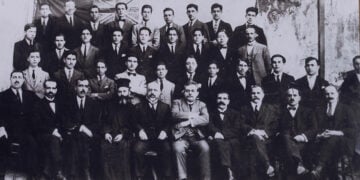 Οι απόφοιτοι του 1922 από την Ευαγγελική Σχολή Σμύρνης. Δεύτερος από δεξιά στην 4η σειρά ο Ανδρέας Τσουρουκτσόγλου και στη 2η σειρά τρίτος από τα δεξιά ο Αριστοτέλης Ωνάσης. Η φωτογραφία βρίσκεται στη Μουσειακή Συλλογή της Εστίας Νέας Σμύρνης