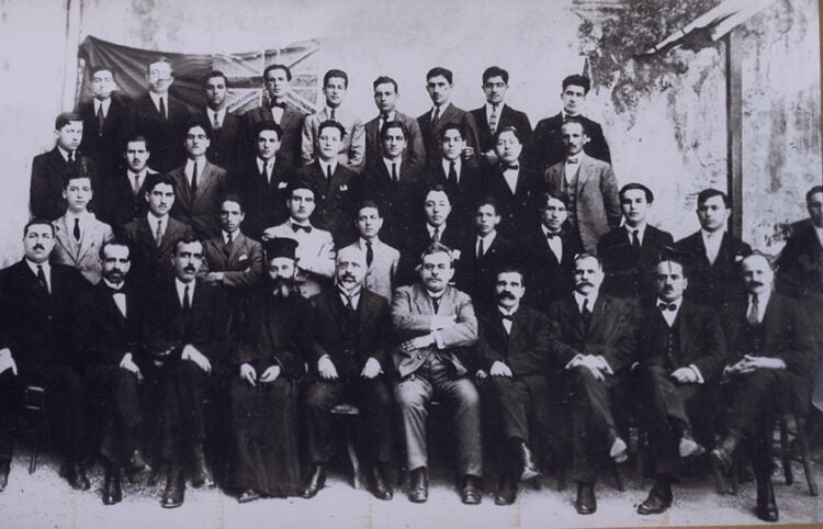 Οι απόφοιτοι του 1922 από την Ευαγγελική Σχολή Σμύρνης. Δεύτερος από δεξιά στην 4η σειρά ο Ανδρέας Τσουρουκτσόγλου και στη 2η σειρά τρίτος από τα δεξιά ο Αριστοτέλης Ωνάσης. Η φωτογραφία βρίσκεται στη Μουσειακή Συλλογή της Εστίας Νέας Σμύρνης