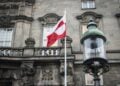 Η σημαία της Γροιλανδίας κυματίζει έξω από το Κοινοβούλιο της Δανίας, στην Κοπεγχάγη (φωτ.: EPA/SEBASTIAN ELIAS UTH  DENMARK OUT)