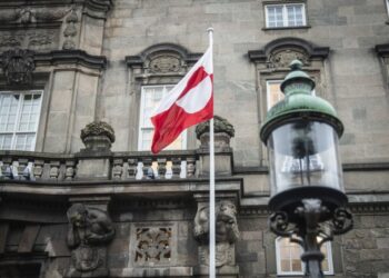 Η σημαία της Γροιλανδίας κυματίζει έξω από το Κοινοβούλιο της Δανίας, στην Κοπεγχάγη (φωτ.: EPA/SEBASTIAN ELIAS UTH  DENMARK OUT)