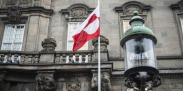 Η σημαία της Γροιλανδίας κυματίζει έξω από το Κοινοβούλιο της Δανίας, στην Κοπεγχάγη (φωτ.: EPA/SEBASTIAN ELIAS UTH  DENMARK OUT)