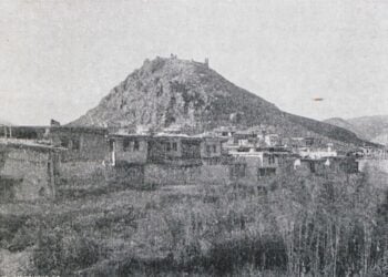 Άποψη του Τουρχάλ, θέσης που ταυτίζεται από πολλούς ερευνητές με την αρχαία Γαζίουρα. Η φωτογραφία είναι από το βιβλίο «A Journey of Exploration in Pontus, Βρυξέλλες, Polleunis et Ceuterick, 1903» του John George Clark, εκδ. ANDERSON (πηγή: Γεννάδειος Βιβλιοθήκη - Αμερικανική Σχολή Κλασικών Σπουδών στην Αθήνα/ searchculture.gr/aggregator/edm/travelogues)