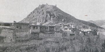 Άποψη του Τουρχάλ, θέσης που ταυτίζεται από πολλούς ερευνητές με την αρχαία Γαζίουρα. Η φωτογραφία είναι από το βιβλίο «A Journey of Exploration in Pontus, Βρυξέλλες, Polleunis et Ceuterick, 1903» του John George Clark, εκδ. ANDERSON (πηγή: Γεννάδειος Βιβλιοθήκη - Αμερικανική Σχολή Κλασικών Σπουδών στην Αθήνα/ searchculture.gr/aggregator/edm/travelogues)