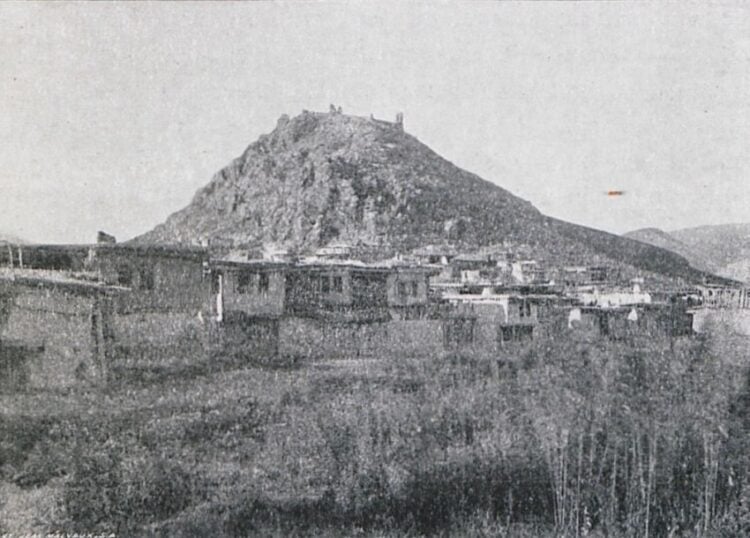 Άποψη του Τουρχάλ, θέσης που ταυτίζεται από πολλούς ερευνητές με την αρχαία Γαζίουρα. Η φωτογραφία είναι από το βιβλίο «A Journey of Exploration in Pontus, Βρυξέλλες, Polleunis et Ceuterick, 1903» του John George Clark, εκδ. ANDERSON (πηγή: Γεννάδειος Βιβλιοθήκη - Αμερικανική Σχολή Κλασικών Σπουδών στην Αθήνα/ searchculture.gr/aggregator/edm/travelogues)