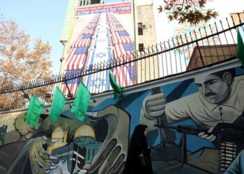 Ιρανή περνάει από την πλατεία Παλαιστίνης στην Τεχεράνη που τις τελευταίες εβδομάδες συγκλονίζεται από σοβαρά επεισόδια ενώ έχουν καταγραφεί δεκάδες νεκροί και τραυματίες (φωτ.: EPA/ ABEDIN TAHERKENAREH)