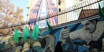 Ιρανή περνάει από την πλατεία Παλαιστίνης στην Τεχεράνη που τις τελευταίες εβδομάδες συγκλονίζεται από σοβαρά επεισόδια ενώ έχουν καταγραφεί δεκάδες νεκροί και τραυματίες (φωτ.: EPA/ ABEDIN TAHERKENAREH)