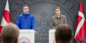 Ο πρωθυπουργός της Γροιλανδίας Γιενς-Φρέντεριλ Νίλσεν και η Δανή ομόλογός του Μέτε Φρέντερικσεν στη διάρκεια της κοινής συνέντευξης Τύπου στην Κοπεγχάγη (φωτ.: EPA/Liselotte Sabroe)