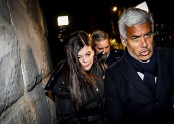 H κατηγορούμενη Τζέσικα Μορετί, σύζυγος του ιδιοκτήτη του μοιραίου μπαρ αποχωρεί από το γραφείο του εισαγγελέα μαζί με τον δικηγόρο της (φωτ.: EPA/Jean-Christophe Bott)