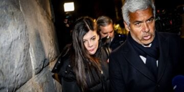 H κατηγορούμενη Τζέσικα Μορετί, σύζυγος του ιδιοκτήτη του μοιραίου μπαρ αποχωρεί από το γραφείο του εισαγγελέα μαζί με τον δικηγόρο της (φωτ.: EPA/Jean-Christophe Bott)