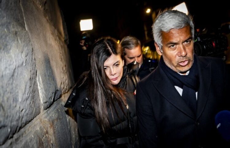 H κατηγορούμενη Τζέσικα Μορετί, σύζυγος του ιδιοκτήτη του μοιραίου μπαρ αποχωρεί από το γραφείο του εισαγγελέα μαζί με τον δικηγόρο της (φωτ.: EPA/Jean-Christophe Bott)