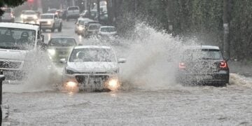 Ισχυρή βροχόπτωση στα βόρεια προάστια της Αθήνας. Εικόνα απο τον Διόνυσο, στη λεωφ. Σταμάτας (φωτ.: Μιχάλης Καραγιάννης/EUROKINISSI)