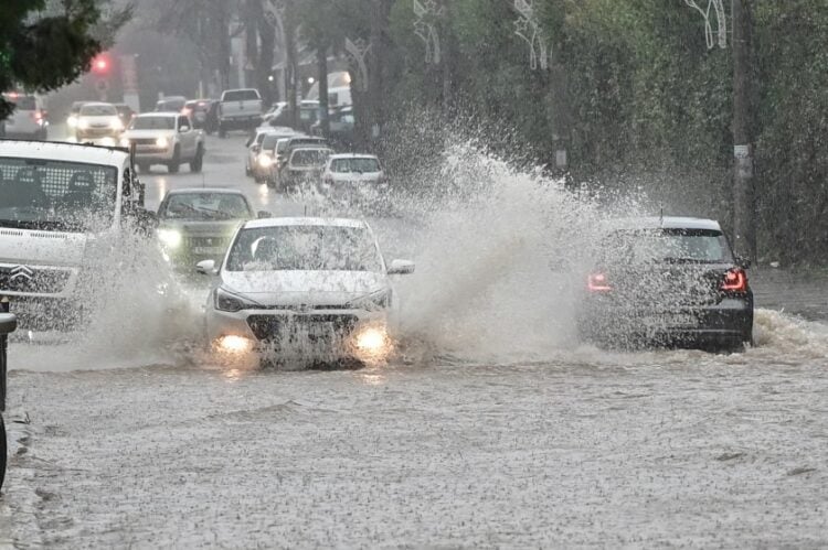 Ισχυρή βροχόπτωση στα βόρεια προάστια της Αθήνας. Εικόνα απο τον Διόνυσο, στη λεωφ. Σταμάτας (φωτ.: Μιχάλης Καραγιάννης/EUROKINISSI)