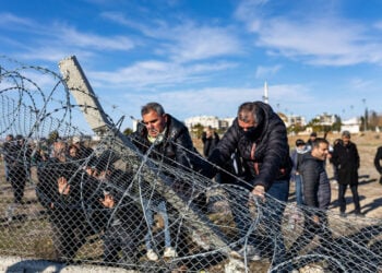 Φιλοκούρδοι διαδηλωτές συγκρούονται με την τουρκική αστυνομία στη Νουσαϊμπίν της Μαρντίν, κατά τη διάρκεια πορείας υπέρ των Κούρδων της Συρίας, 20 Ιανουαρίου 2026 (φωτ.: EPA / Metin Yoksu)