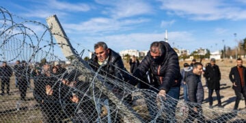 Φιλοκούρδοι διαδηλωτές συγκρούονται με την τουρκική αστυνομία στη Νουσαϊμπίν της Μαρντίν, κατά τη διάρκεια πορείας υπέρ των Κούρδων της Συρίας, 20 Ιανουαρίου 2026 (φωτ.: EPA / Metin Yoksu)