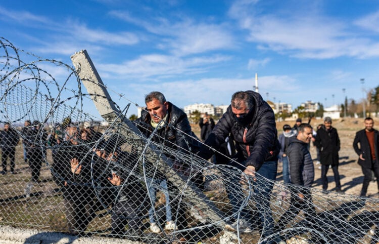 Φιλοκούρδοι διαδηλωτές συγκρούονται με την τουρκική αστυνομία στη Νουσαϊμπίν της Μαρντίν, κατά τη διάρκεια πορείας υπέρ των Κούρδων της Συρίας, 20 Ιανουαρίου 2026 (φωτ.: EPA / Metin Yoksu)