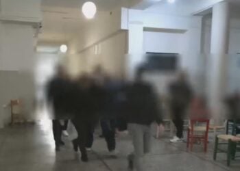 Στιγμιότυπο από την προσαγωγή της μητέρας στον ανακριτή (φωτ.: glomex)