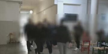 Στιγμιότυπο από την προσαγωγή της μητέρας στον ανακριτή (φωτ.: glomex)