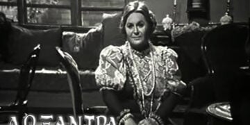 Η Μπέτυ Βαλάση, που ενσάρκωσε τον ομώνυμο ρόλο, σε σκηνή από τη σειρά «Λωξάντρα» (πηγή: Wikipedia)