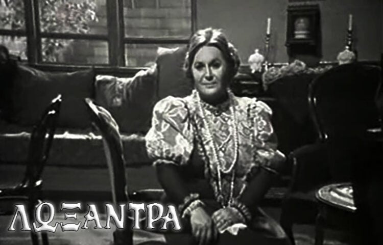 Η Μπέτυ Βαλάση, που ενσάρκωσε τον ομώνυμο ρόλο, σε σκηνή από τη σειρά «Λωξάντρα» (πηγή: Wikipedia)