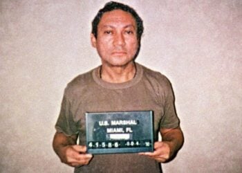 Ο πρώην δικτάτορας του Παναμά Μανουέλ Αντόνιο Νοριέγκα σε φωτογραφία σύλληψης, 4 Ιανουαρίου 1990 (φωτ.: EPA / AFP)