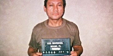 Ο πρώην δικτάτορας του Παναμά Μανουέλ Αντόνιο Νοριέγκα σε φωτογραφία σύλληψης, 4 Ιανουαρίου 1990 (φωτ.: EPA / AFP)