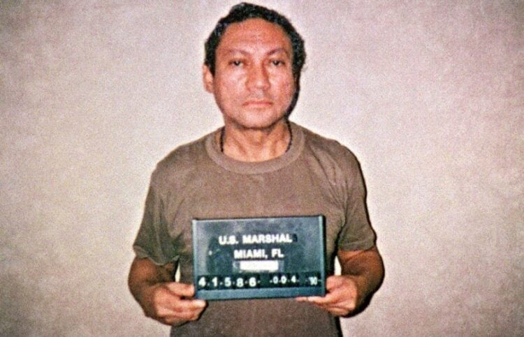 Ο πρώην δικτάτορας του Παναμά Μανουέλ Αντόνιο Νοριέγκα σε φωτογραφία σύλληψης, 4 Ιανουαρίου 1990 (φωτ.: EPA / AFP)