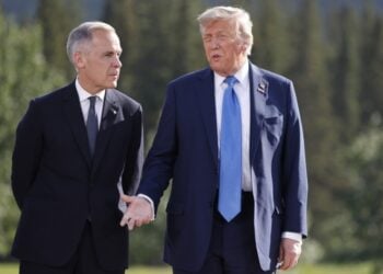 Από αριστερά ο καναδός πρωθυπουργός Μαρκ Κάρνεϊ με τον αμερικανό πρόεδρο Ντόναλντ Τραμπ τον περασμένο Ιούνιο (φωτ.: EPA/Ludovic Marin/POOL)