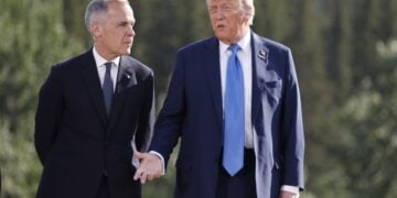 Από αριστερά ο καναδός πρωθυπουργός Μαρκ Κάρνεϊ με τον αμερικανό πρόεδρο Ντόναλντ Τραμπ τον περασμένο Ιούνιο (φωτ.: EPA/Ludovic Marin/POOL)