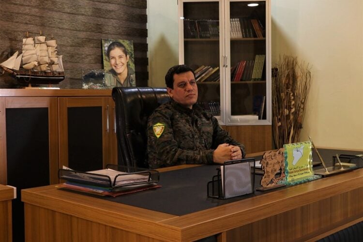 Ο Μαζλούμ Άμπντι επικεφαλης των Συριακών Δημοκρατικών Δυνάμεων (SDF) (πηγή: commons.wikimedia.org/wiki/ File:Mazlum_Ebdî)
