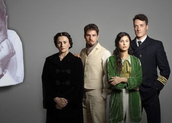 Το καστ της «Μεγάλης Χίμαιρας» της ΕΡΤ και αριστερά ο Μ. Καραγάτσης το 1955, ένα τεκμήριο από τη Συλλογή του ΕΛΙΑ-ΜΙΕΤ