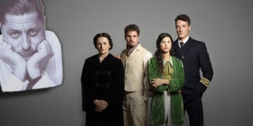 Το καστ της «Μεγάλης Χίμαιρας» της ΕΡΤ και αριστερά ο Μ. Καραγάτσης το 1955, ένα τεκμήριο από τη Συλλογή του ΕΛΙΑ-ΜΙΕΤ