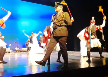 Οι Μωμόγεροι γέμισαν τη σκηνή του «Ελληνικού Κόσμου», τη Δευτέρα 26 Ιανουαρίου 2026 (πηγή: Facebook / Συμος Μος)