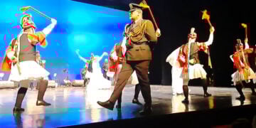 Οι Μωμόγεροι γέμισαν τη σκηνή του «Ελληνικού Κόσμου», τη Δευτέρα 26 Ιανουαρίου 2026 (πηγή: Facebook / Συμος Μος)